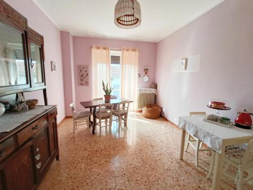 uma cozinha com mesa e cadeiras e uma sala de jantar em Affittacamere San Rocco em Aramengo