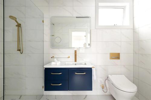 a bathroom with a blue cabinet and a sink at Brilliant Port Melbourne Central Townhouse in Melbourne