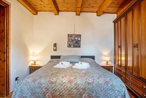 a bedroom with a bed with two towels on it at La casa di Ketty in Bieno