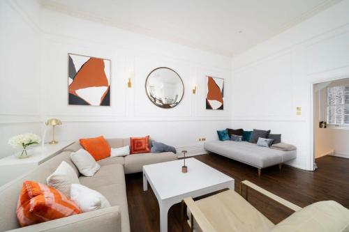 uma sala de estar com um sofá e uma mesa em Stylish 2-Bed Flat in London em Londres