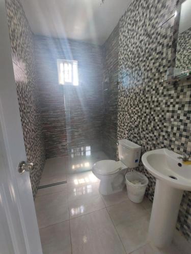 的住宿－Hacienda Familiar en Hato Mayor del Rey，一间带卫生间和水槽的浴室
