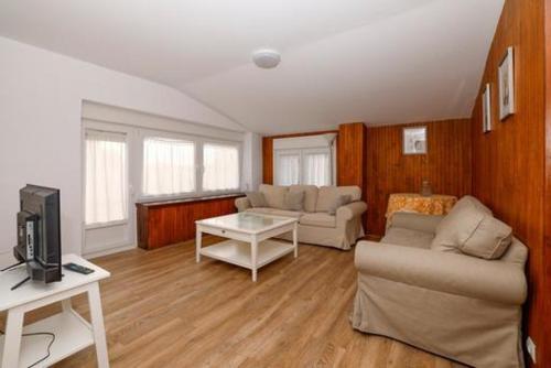 a living room with two couches and a tv at Precioso y espacioso piso ideal para familias. in El Burgo de Osma
