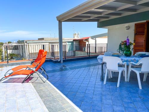 d'une terrasse avec une table et des chaises sur un balcon. dans l'établissement Elios Home Bellavista - Taormina Letojanni, à Letojanni