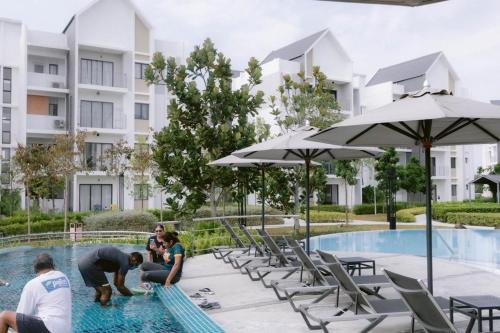 un grupo de personas en la piscina de un hotel en LA CASABAYU HOMESTAY, en Kampung Dengkil