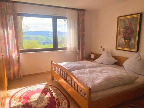 Een bed of bedden in een kamer bij Ferienwohnung Rhönpanorama
