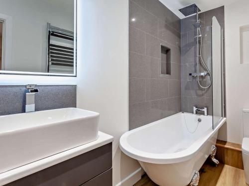1 Bed in Wotton-under-Edge 91936 في ووتون أندر إيدج: حمام مع حوض ومرحاض وحوض استحمام