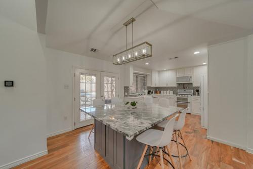 Fotografie z fotogalerie ubytování 5BD-3BA Bright & Cheerful Backyard Pool Retreat v destinaci Richardson