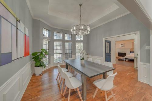 Fotografie z fotogalerie ubytování 5BD-3BA Bright & Cheerful Backyard Pool Retreat v destinaci Richardson