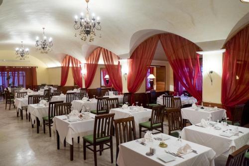 Un restaurante o sitio para comer en Medina Solaria And Thalasso