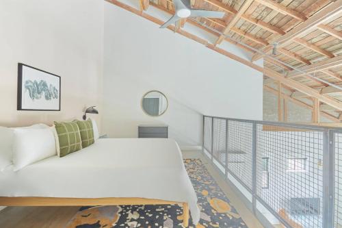 ein Schlafzimmer mit einem großen Bett und einem Balkon in der Unterkunft No 202 at Antiques Warehouse in San Antonio