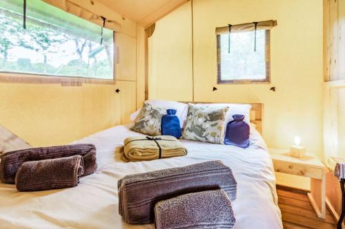 ein Bett in einem winzigen Haus mit zwei Säcken darauf in der Unterkunft 2 Bed in Dartmoor National Park 88088 in Harford