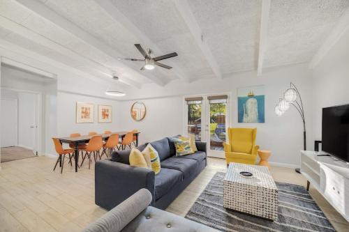 ein Wohnzimmer mit Couch und Tisch in der Unterkunft Vibrant House w Great Backyard Pool and Jacuzzi in Irving