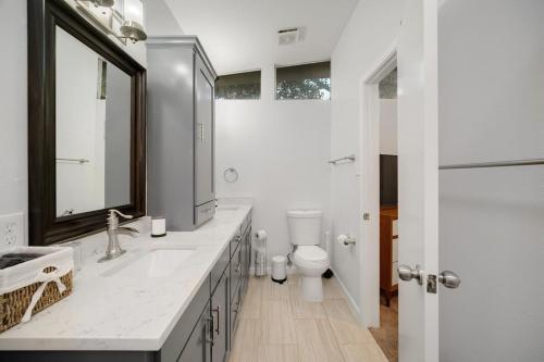 Ein Badezimmer in der Unterkunft Vibrant House w Great Backyard Pool and Jacuzzi