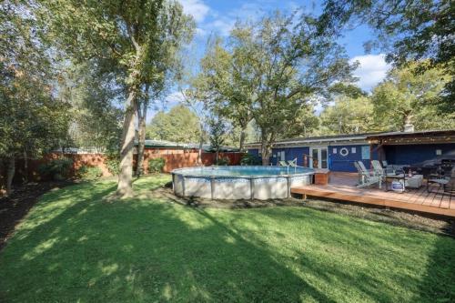 einen Hof mit einem Pool und einem Haus in der Unterkunft Vibrant House w Great Backyard Pool and Jacuzzi in Irving