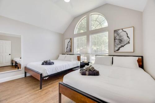 Ένα ή περισσότερα κρεβάτια σε δωμάτιο στο Boho Chic Home w Backyard Paradise - Pool + Grill