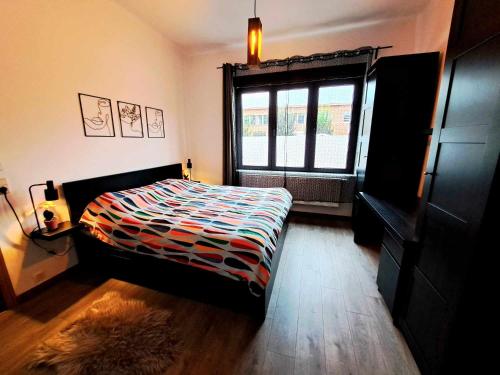 1 dormitorio con cama y ventana en chambre avec 2 lits séparé dans une maison l'hote en Lieja