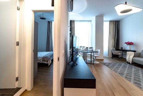 una camera con soggiorno e una camera da letto di Dream Suites Milano San Babila a Milano