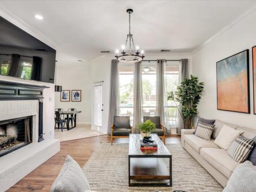 un soggiorno con divano e camino di Southern Charm & Luxury Living - BBQ & Pool a Rockwall