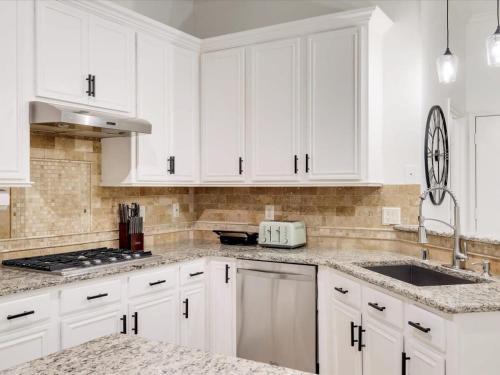 Cucina o angolo cottura di Southern Charm & Luxury Living - BBQ & Pool