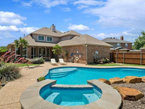 una piscina davanti a una casa di Southern Charm & Luxury Living - BBQ & Pool a Rockwall