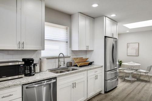 Η κουζίνα ή μικρή κουζίνα στο Candleridge Casa - Newly Remodeled 4-BD Hidden Gem