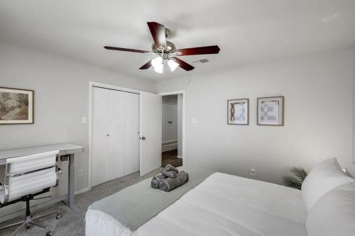 Ένα ή περισσότερα κρεβάτια σε δωμάτιο στο Candleridge Casa - Newly Remodeled 4-BD Hidden Gem
