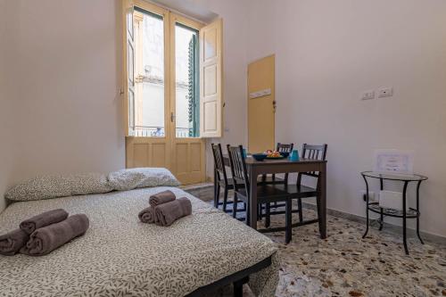 a room with a bed and a table with a tableablish at U Paradise - Intero Apt - Vicino Bari in Valenzano