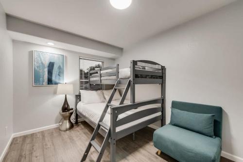 アーリントンにあるLuxury Home w Hot Tub near AT&T Stadiumの二段ベッドと椅子のある寝室