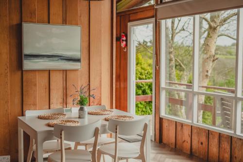 Μπαλκόνι ή βεράντα στο Timber Hill Self Catering Cedar Lodges