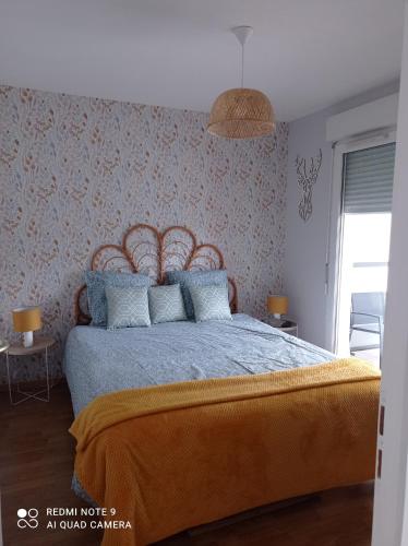 une chambre avec un lit avec une couette bleue dans l'établissement Les sources de Marie, à Thonon-les-Bains