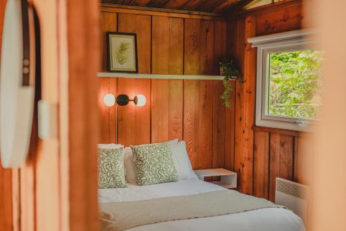 Ένα ή περισσότερα κρεβάτια σε δωμάτιο στο Timber Hill Self Catering Cedar Lodges