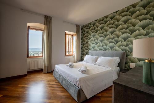 um quarto com uma cama grande e uma grande parede em CASA RUFINO con Sauna, Cromoterapia e Degustazione Vino em Assis