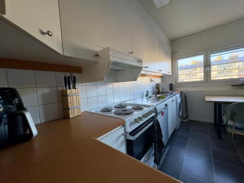 A kitchen or kitchenette at Exotisk lägenhet/ Friparkering