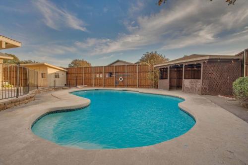 - une piscine dans une cour avec une clôture dans l'établissement Best of Carrollton - Pool Luxury Patio and More, à Carrollton