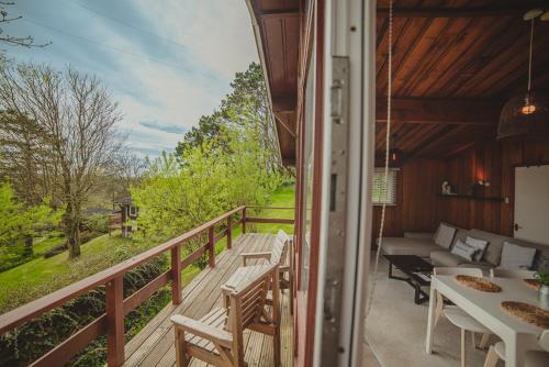Μπαλκόνι ή βεράντα στο Timber Hill Self Catering Cedar Lodges