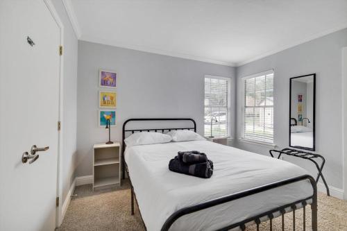 a bedroom with a bed with a bag on it at Heart of Dallas - Cozy Apt 2Bed Pool Green in Dallas
