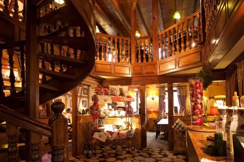 Une grande chambre avec un escalier se trouve dans un bâtiment. dans l'établissement Gîte de l'Ortenbourg - mobilier d antiquaire, à Scherwiller