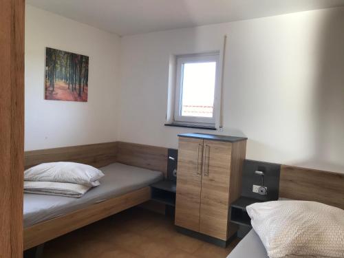 Un pat sau paturi într-o cameră la Ferienwohnungen Mörzhof Eurasburg