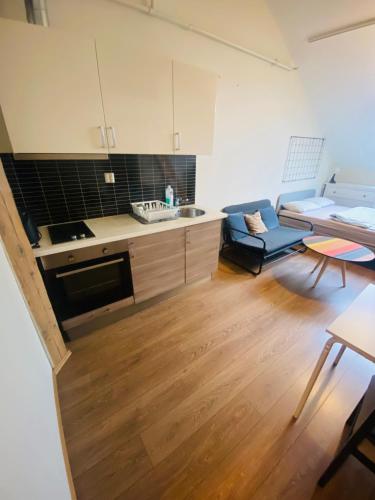 uma cozinha e sala de estar com um sofá e uma mesa em Torggata Suite Apartments em Oslo