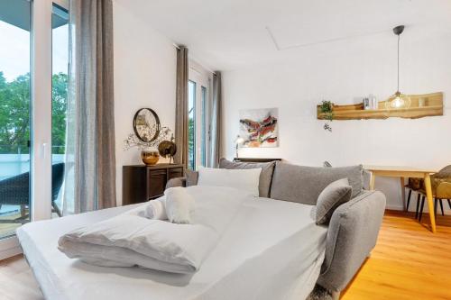 Un pat sau paturi într-o cameră la Km Style Apartments 8