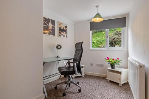 a home office with a desk and a chair at Dan Y Bryn - A lovely 3 bedroom house centrally located in Laugharne in Laugharne