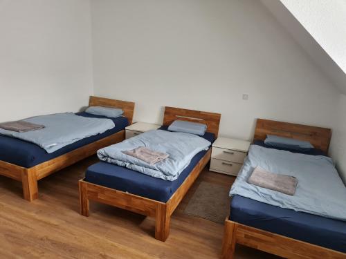 Llit o llits en una habitació de Schöne Dachgeschoss Wohnung