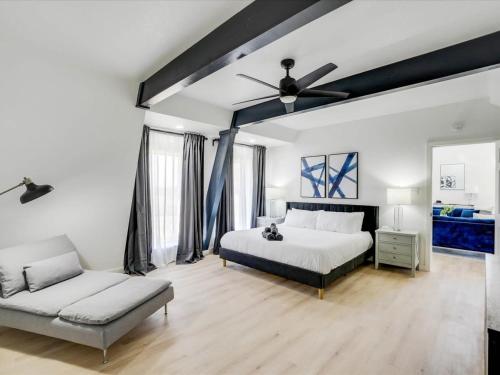 - une grande chambre avec un lit et un canapé dans l'établissement Modern Home - 1 Acre Lot w Pool Patios Jacuzzi, à Denton