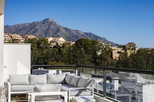 Marbella Lake Luxe Duplex Penthouse Scenic Views