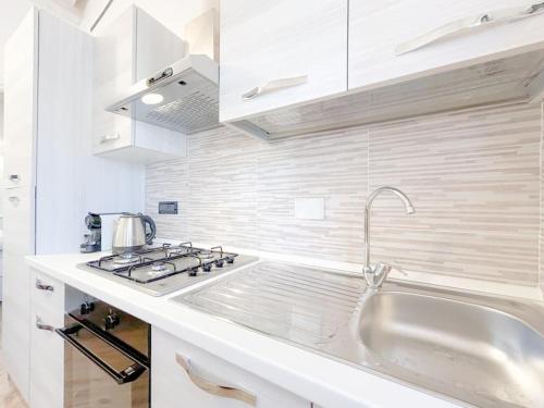 Dapur atau dapur kecil di [Elegante Suite] Via Sestri - Airport - WiFi