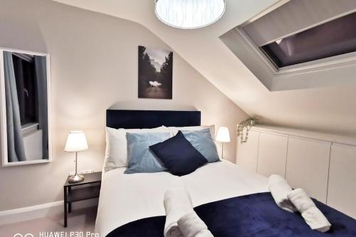 1 dormitorio con 1 cama con 2 zapatillas en LOVELY 2bed HOME with patio & fast reliable WIFI, en Dublín