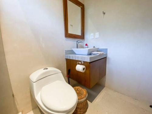 een badkamer met een toilet en een wastafel bij BohoChic Studio with Full Kitchen, Pool, Balcony WiFi in Tulum