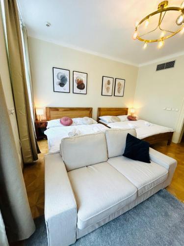 Un lugar para sentarse en River View Residence by Charles Bridge