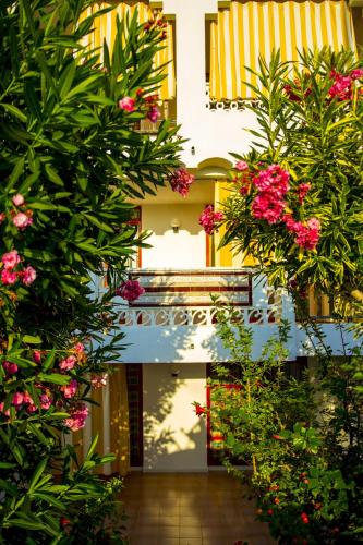 a bench in the middle of a courtyard with flowers at Apartments Kione Playa Romana Park in Alcossebre