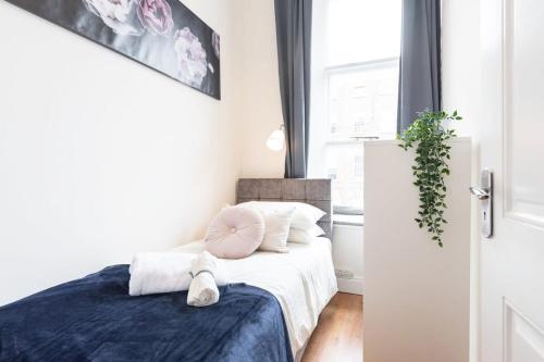Postel nebo postele na pokoji v ubytování Cosy 2BED Apartment Super location